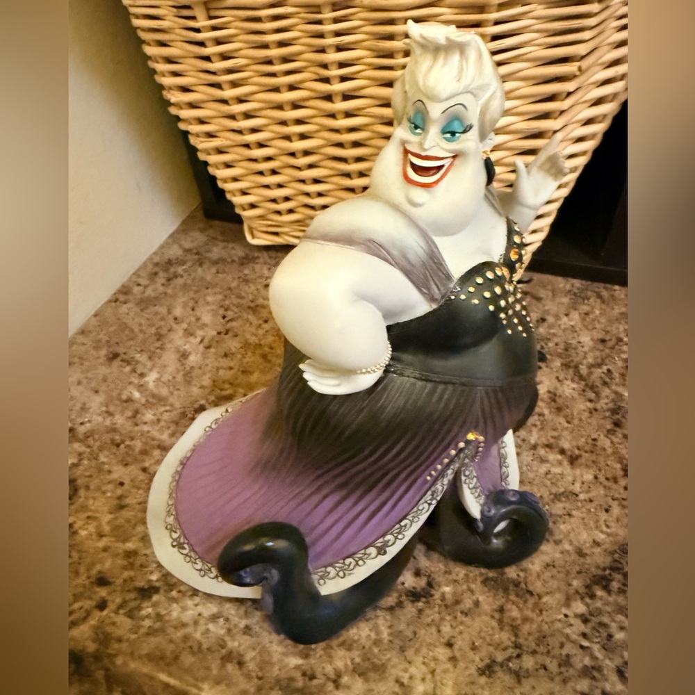 Disney Showcase Couture de Force Ursula Figurine
